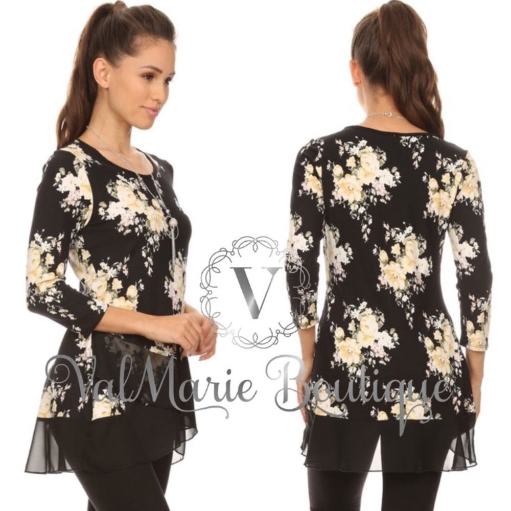 ONLY ONE! Gorgeous floral top.